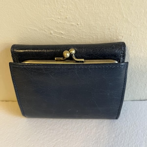 Cartera Hobo NWOT - Kisslock - Triple pliegue - Cuero azul marino - Interior de tela Paisley - Nueva sin etiquetas