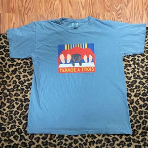 Vintage 1997 Ménage a trios dog graphic t-shirt