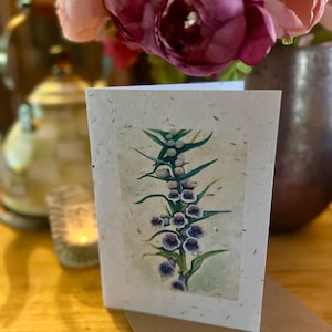 Biglietto d'auguri con fiori di digitale in carta seminata con fiori di campo