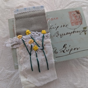 Piccolo collage originale con oggetti effimeri antichi e ricami a mano su una vecchia cartolina - opere d'arte con tecnica mista originali OOAK