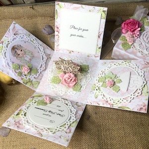 Boîte à explosions première communion pour une fille, rose, roses roses, baies blanches, carte-cadeau, scrapbooking, 3D, fait main, personnalisé,
