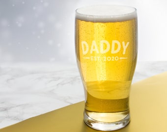 Fathers Day Beer glass for a new dad gift personalised with name & year. Engraved pint glasses for 18th birthay gift for daddy barware