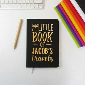 Op de afbeelding: Zwart notitieboekje met een gouden inscriptie die "The Little Book of Jacob's Travels" luidt.