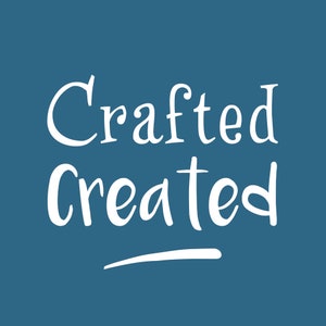 Puede incluir: Texto blanco sobre fondo azul que dice "Crafted Created" con una l&iacute;nea blanca debajo.