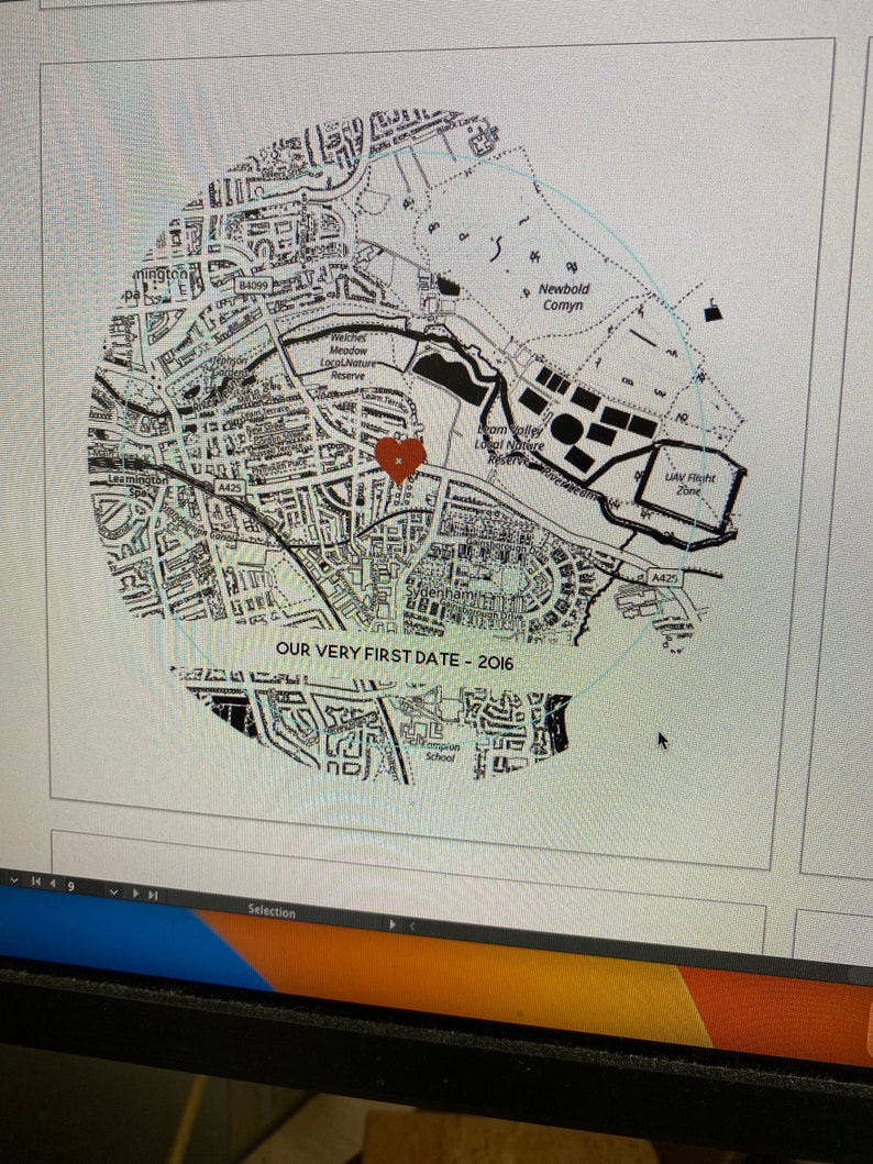 Pu&ograve; includere: Una mappa in bianco e nero con un cuore rosso che segna una posizione. La mappa mostra un quartiere con strade, edifici e parchi. Il testo "OUR VERY FIRST DATE - 2016" &egrave; scritto sotto la mappa.