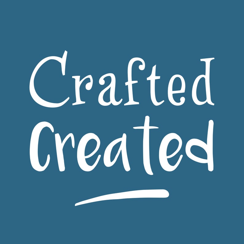 Pu&ograve; includere: Testo bianco su sfondo blu che recita "Crafted Created" con un sottolineatura bianca.