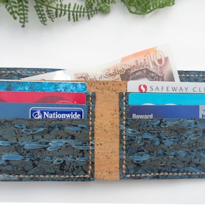 Cartera de corcho hecha a mano para hombre. Tarjetero plegable de 6 ranuras para él. Tejido de cuero de corcho natural, azul y apto para vegetarianos y veganos. regalo de papá