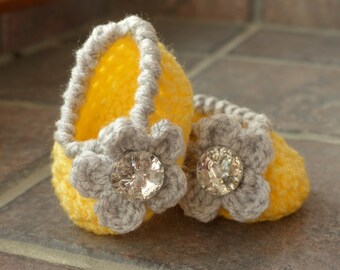 Ellie's Slippers Crochet Pattern (newborn-3 months)