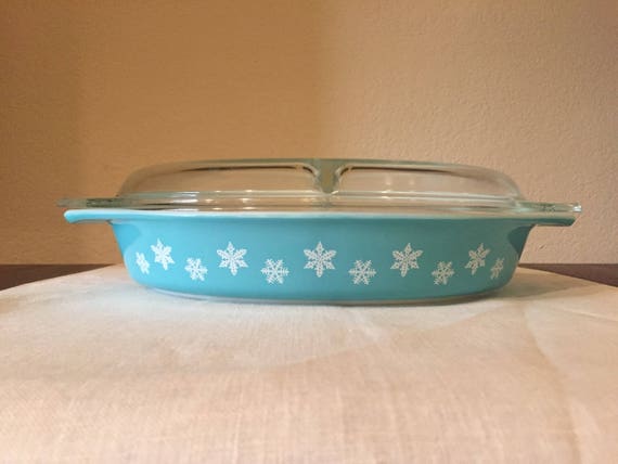Vintage Turquoise Blue Snowflake 1.5 Quart Divided Pyrex Casserole Dish.