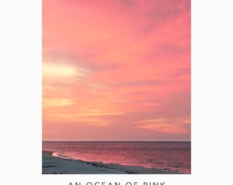 Foto de amanecer en la playa - Cielo rosa reflejado en el agua de mar - Un océano de rosa