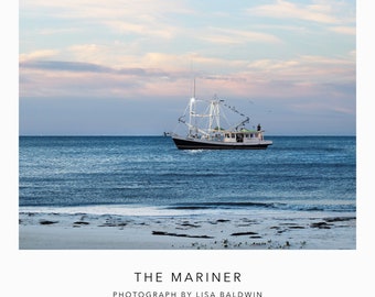 Barco camaronero en la pesca al atardecer cerca de la playa - Impresión de decoración costera