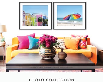 Colección de fotos de cabañas de playa coloridas y una sombrilla de playa brillante: 15 % de descuento en juego de dos impresiones