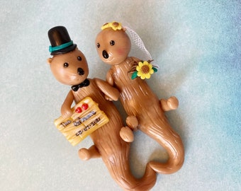 River Otter wedding cake topper. Bride and Groom otter couple. Rustic wedding decor. Beaver clay animal sculpture.  Wedding keepsake. Custom