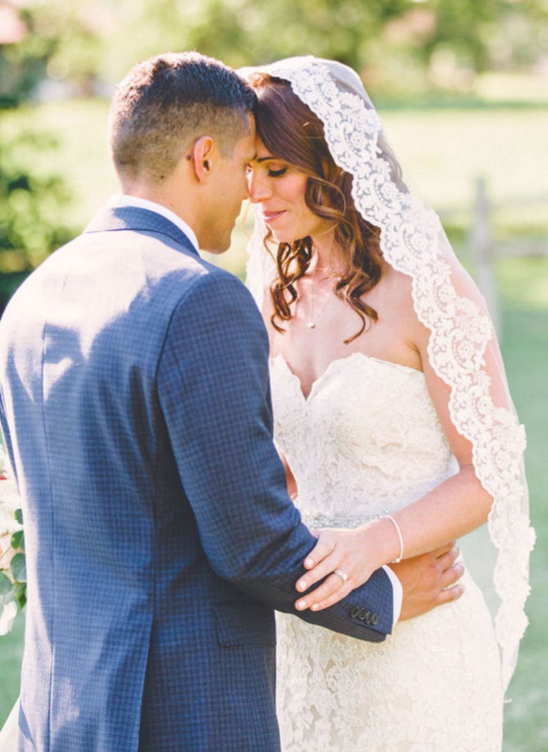 Mantilla Lace Wedding Veil image 3