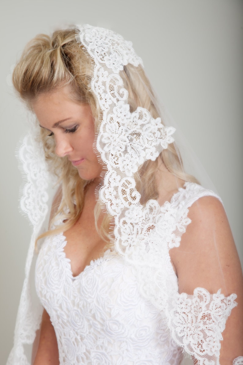 Lace Mantilla Veil afbeelding 5