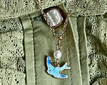 Blue Bird ketting, vogel ketting, tortelduifjes ketting, vintage ketting guilloche blauwe vogel emaille Rose Girl NOS G66