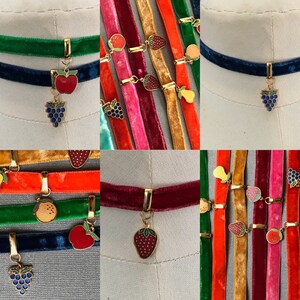 Op de afbeelding: Een set van fluwelen chokers met verschillende fruitcharms. De chokers zijn in verschillende kleuren, waaronder rood, groen, blauw, oranje en geel. De charms zijn gemaakt van goudkleurig metaal en bevatten verschillende soorten fruit, waaronder aardbeien, appels, peren, druiven en sinaasappels.