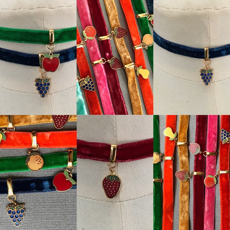 Op de afbeelding: Een set van fluwelen chokers met verschillende fruitcharms. De chokers zijn in verschillende kleuren, waaronder rood, groen, blauw, oranje en geel. De charms zijn gemaakt van goudkleurig metaal en bevatten verschillende soorten fruit, waaronder aardbeien, appels, peren, druiven en sinaasappels.