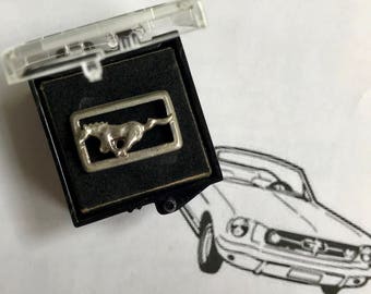 Mustangspeld, SEATTLE WORLD'S FAIR Officieel souvenir Vintage Mustang-speld officieel souvenir, dasspeld voor hem, cadeau voor hem Mustang-verzamelaar