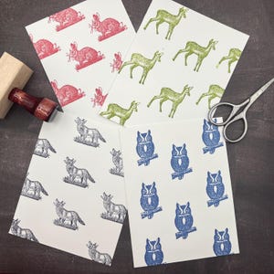 Conjunto de cartões comemorativos dobrados com carimbo manual de animais da floresta e envelopes | Cartões de anotações dobrados em branco | Conjunto de 8 cartões - P&B