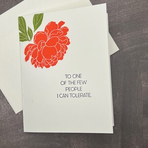 面白い友情カード – 皮肉な花柄「私はあなたを我慢できます」 | 手押しスタンプ入り折りたたみノートカードと封筒付き | 中は空白