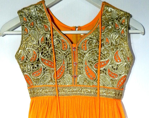 A charming Pakistan dress with brocade fabric for your next Bollywood party!
