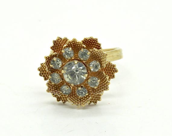 DAINTY FLOWER RING with spring floral design
