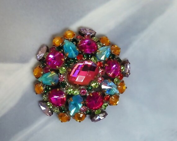 Broach jewelry multicolored