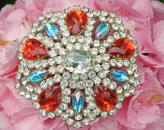 Stylish statement broach