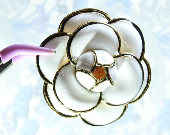 Big camelia button