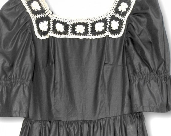 Vintage black dress with pockets