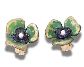 Vintage-inspired green flower clip-on earrings, handmade in Canada—perfect for weddings, parties, brunches & stylish everyday wear.