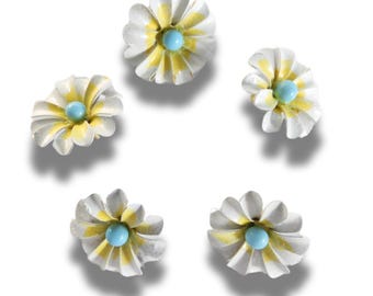 Set of 5 vintage-style daisy flower buttons. Ideal for jewelry, crafts, or country-style wedding decor. Yellow, white and blue, 15 mm