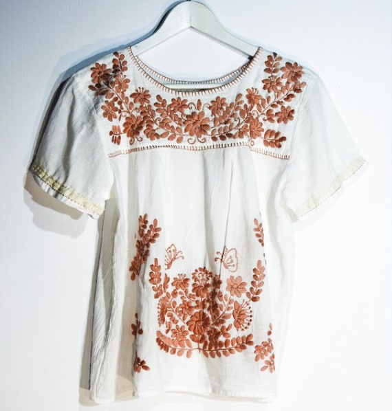 Mexico blouse with hand-embroidered flower