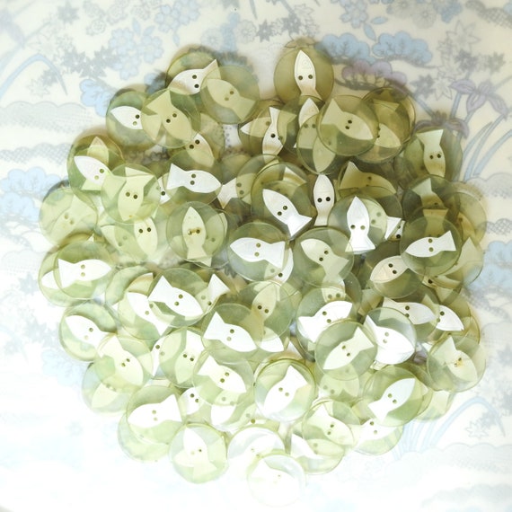 Lot of 50 shell buttons, boho and sage green, with carved fish, for making bohemian style jewelry or beach style decor, bag or hat, 20 mm