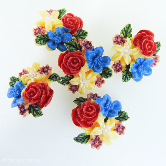 Vintage-style flower buttons for bracelets