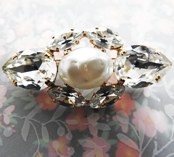 Pearl brooch pin