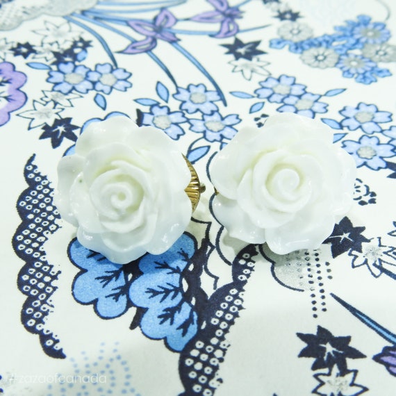 White flower clip on earrings