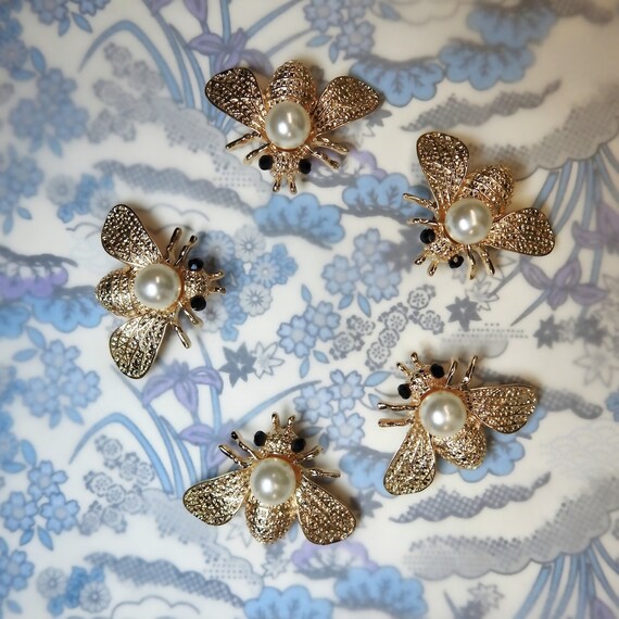Bee buttons for applique and for crafts, Insect shaped buttons for crafts, bee lovers gift, metallic novelty buttons for jewelry making