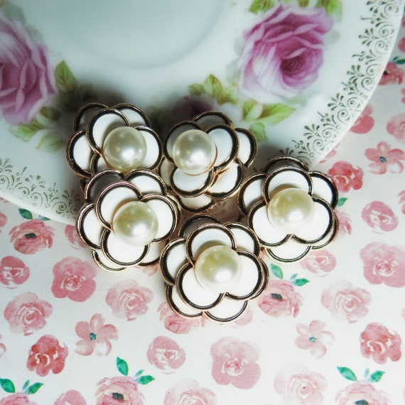 Flower pearl buttons