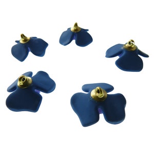 Decoratieve blauwe bloemenknopen, voor naaien, knutselen en sieraden maken. Kavel van 3, 1 inch, 25 mm. Voor het opnaaien van mooie hoeden, overhemden, armbanden afbeelding 5