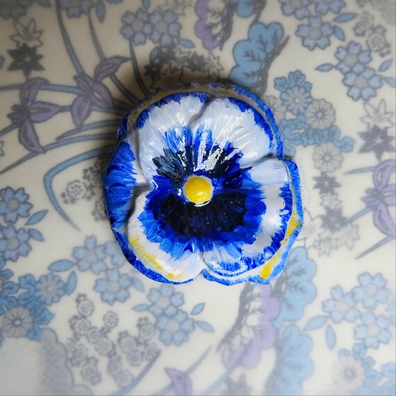 Hand-painted flower button embellishment for garden table decor and floral arrangement, large decorative buttons for crafts 50 mm