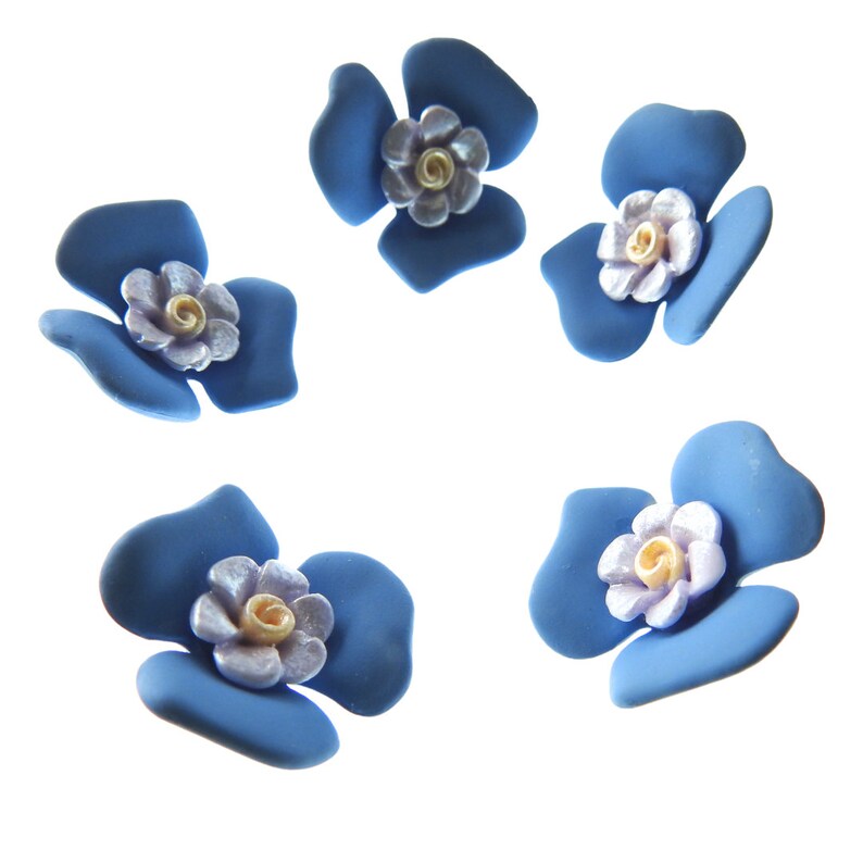 Decoratieve blauwe bloemenknopen, voor naaien, knutselen en sieraden maken. Kavel van 3, 1 inch, 25 mm. Voor het opnaaien van mooie hoeden, overhemden, armbanden afbeelding 9