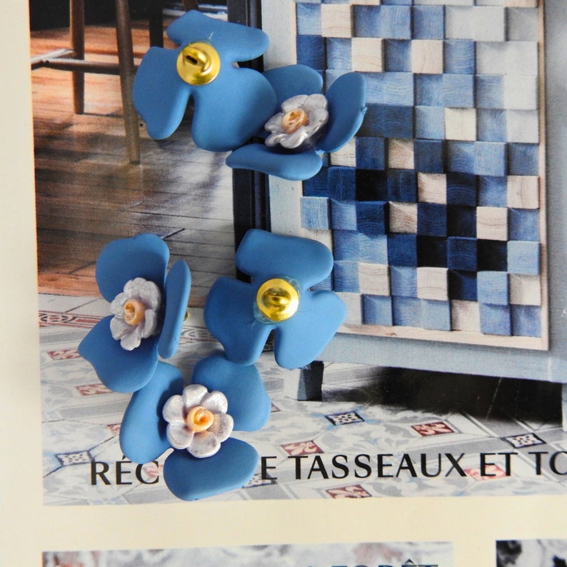 Decoratieve blauwe bloemenknopen, voor naaien, knutselen en sieraden maken. Kavel van 3, 1 inch, 25 mm. Voor het opnaaien van mooie hoeden, overhemden, armbanden afbeelding 3