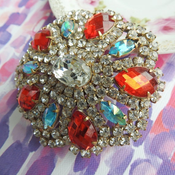 Stylish statement broach