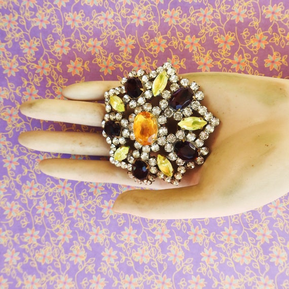 Chunky brooch for women