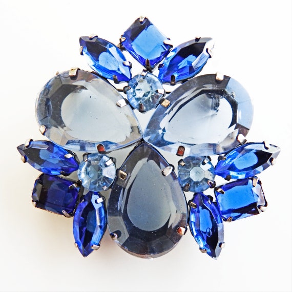 Costume jewelry vintage brooch pin