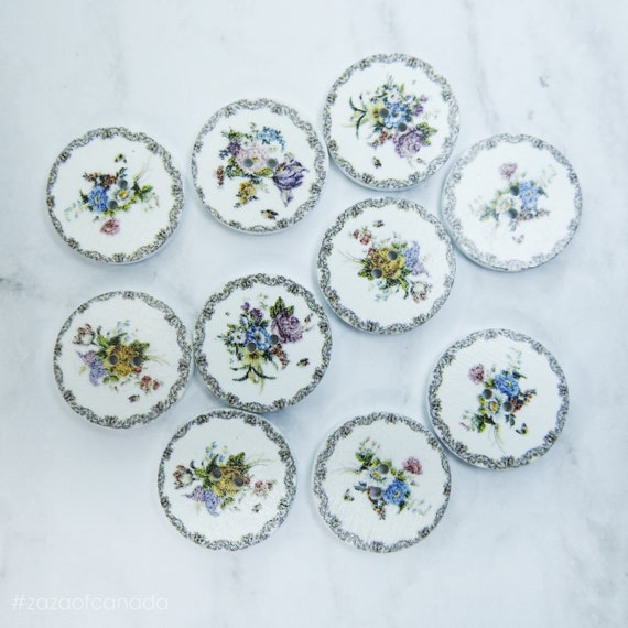 Wooden buttons with flowers