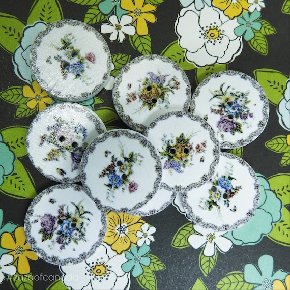 Wooden buttons with flowers