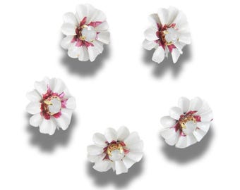 Daisy flower-shaped buttons with a shank! Set of 5, 13 mm. Nice on wedding bouquet, country-style crafts and more. Handmade in Canada.